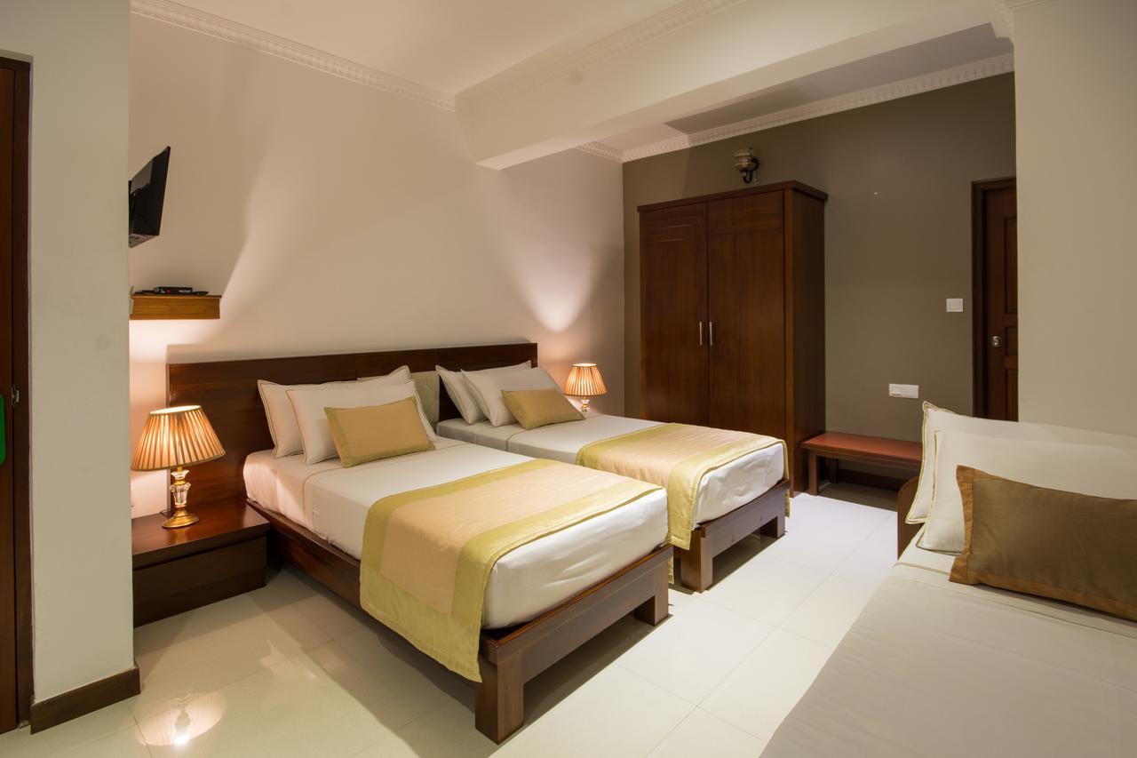 Ceyloni City Hotel Kandy Exterior photo