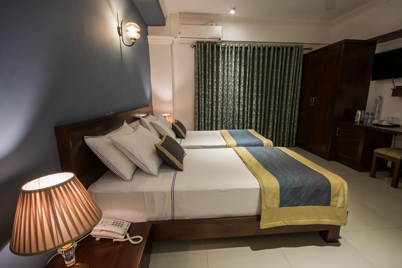 Ceyloni City Hotel Kandy Exterior photo