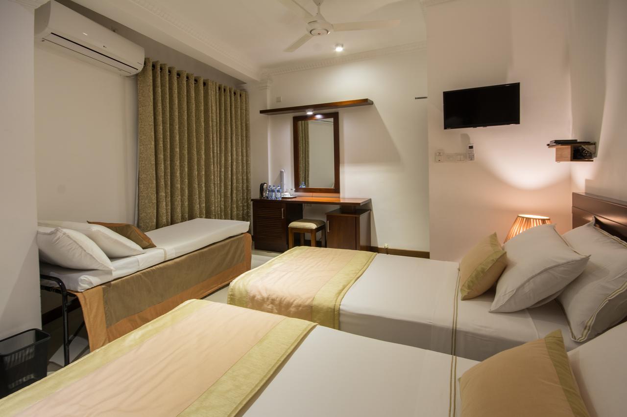 Ceyloni City Hotel Kandy Exterior photo