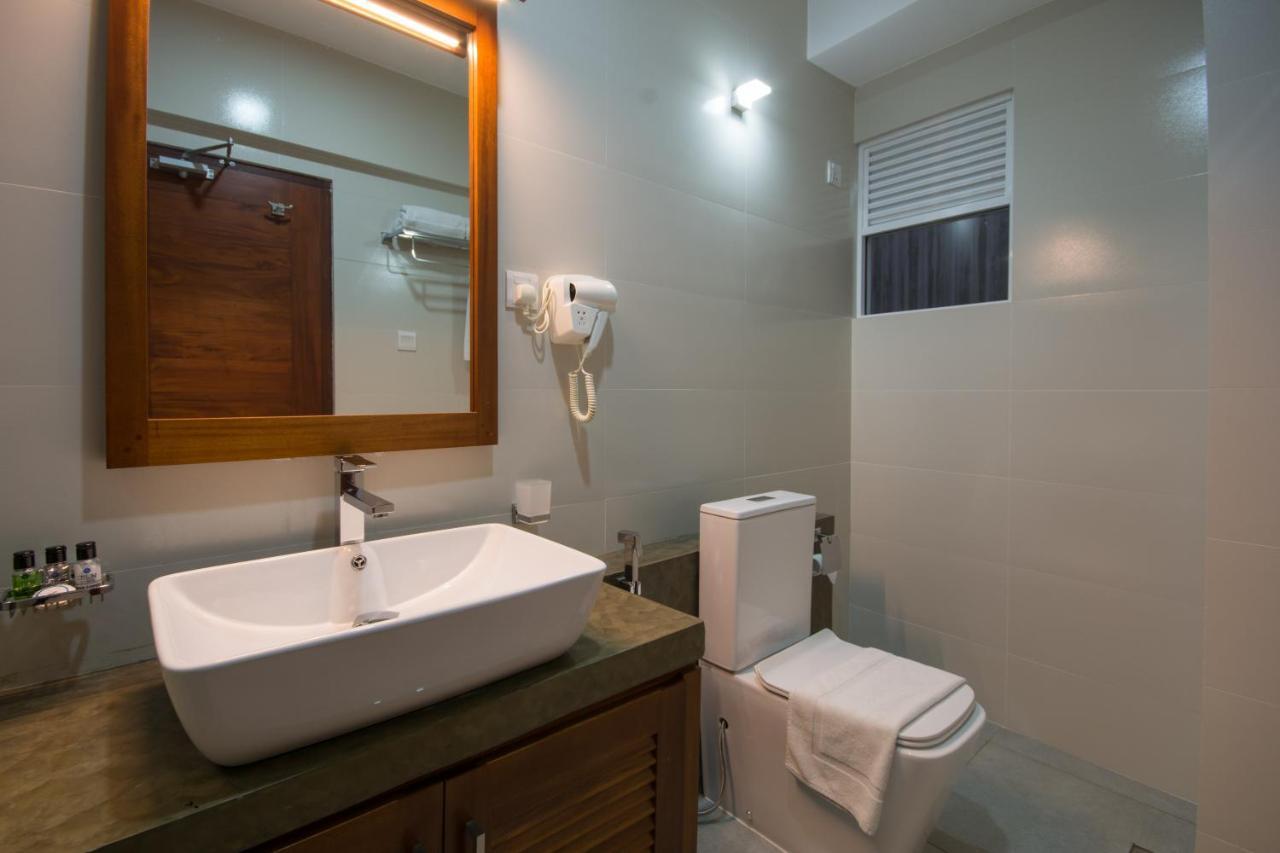 Ceyloni City Hotel Kandy Exterior photo